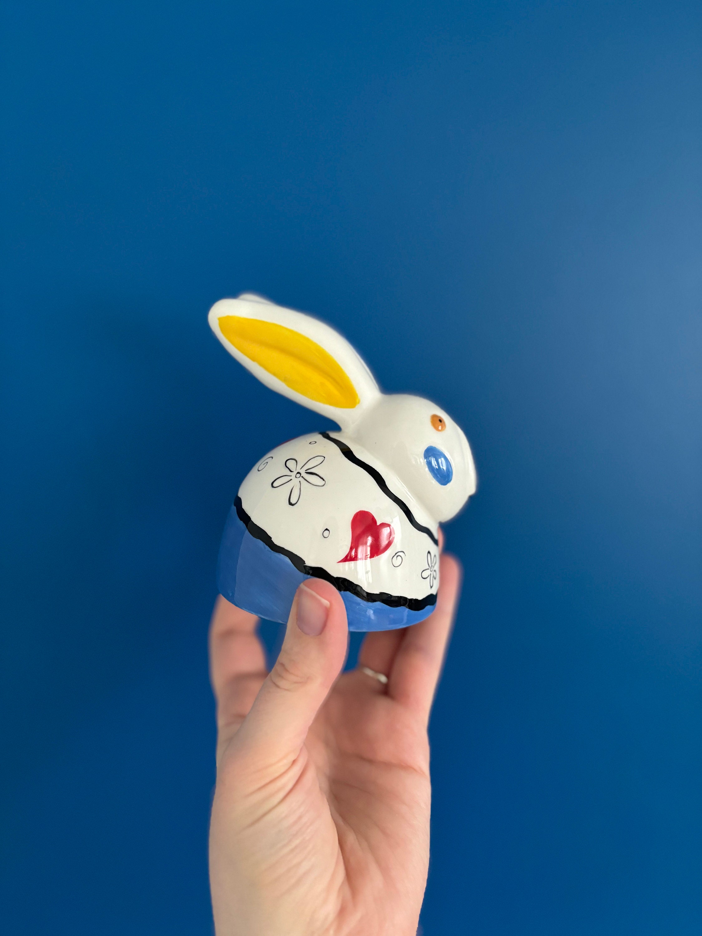 Figurine en céramique non peinte d'une jeune fille en bonnet - Poupée