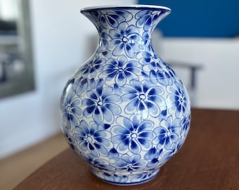 Vase céramique bleu et blanc motif fleuris en forme de boule vintage