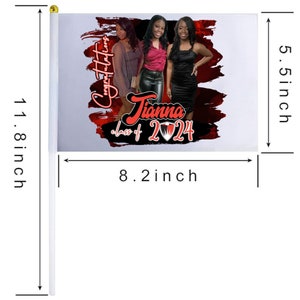 Puede incluir: Una bandera de graduación blanca con un diseño rojo, negro y blanco. La bandera presenta una foto de tres personas, el texto "Congratulations", "Tiana", "Class of 2024" y un escudo rojo y blanco. La bandera mide 8,2 pulgadas de ancho y 5,5 pulgadas de alto.
