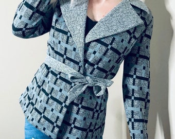 Blazer vintage de Ned J. con estampado geométrico a cuadros y cintura anudada, años 70 y 80