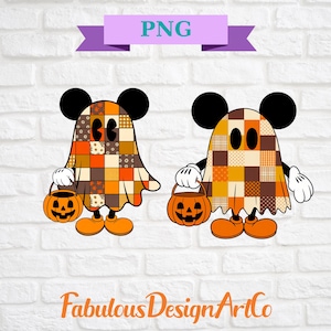 以下が含まれることがあります： ミッキーマウスの耳を持つ2つの漫画の幽霊の姿が、ジャック・オー・ランタンのバケツを持っています。幽霊はオレンジ、茶色、クリーム色のパッチワークスタイルです。画像には「PNG」と書かれた紫色のバナーと「Fabulous Design ArtCo」というテキストがあります。