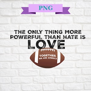 Puede incluir: Una taza de cerámica blanca con un asa negra y el texto "But First, Coffee" en negrita negra. La taza se encuentra sobre un fondo borroso, sugiriendo un ambiente acogedor.