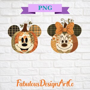 以下が含まれることがあります： ミッキーとミニーマウスの2つのカボチャ型デザイン。ミッキーのカボチャはチェック柄の耳のデザインと笑顔の顔をしています。ミニーのカボチャはリボンと笑顔の顔をしています。カボチャはオレンジ、茶色、タン色で、花柄です。