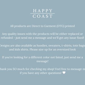 Puede incluir: Fondo azul claro con el texto "HAPPY COAST" en una fuente serif. El texto describe los productos, incluyendo la impresi&oacute;n DTG, la garant&iacute;a de calidad y los art&iacute;culos disponibles como sudaderas con capucha y camisetas. Se anima a los clientes a enviar un mensaje para colores personalizados.