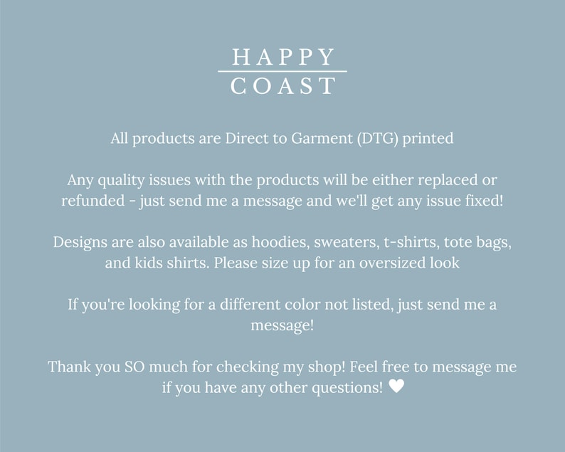 Puede incluir: Fondo azul claro con el texto "HAPPY COAST" en una fuente serif. El texto describe los productos, incluyendo la impresi&oacute;n DTG, la garant&iacute;a de calidad y los art&iacute;culos disponibles como sudaderas con capucha y camisetas. Se anima a los clientes a enviar un mensaje para colores personalizados.