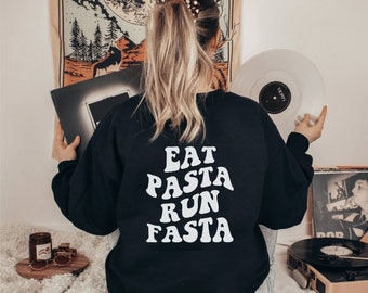 Eat Pasta Run Fasta, Camisa de pasta, Estampado trasero, Camisa de pasta estética, Amante de la pasta, Regalo para amante de la pasta, Texto ondulado retro, Sudadera con capucha de pasta