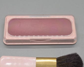 Colorete vintage Mary Kay color violeta #0031. No incluye caja ni brocha.