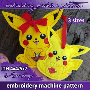 Può includere: Un modello di ricamo Pikachu in feltro giallo con un fiocco rosso. Il modello è disponibile in tre dimensioni ed è progettato per il ricamo nel cerchio. Il testo "ITH 4x4/5x7 in the hoop" è incluso nell'immagine.