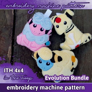 Puede incluir: Tres peluches con forma de personajes de Pokémon. Los peluches son amarillos, rosas y azules con rayas negras. Los peluches están dispuestos en círculo sobre una superficie de madera. El texto "ITH 4x4 in the hoop Evolution Bundle embroidery machine pattern" es visible en la parte inferior de la imagen.