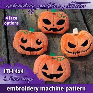 Könnte beinhalten: Vier orangefarbene Plüschkürbisse mit verschiedenen gestickten Gesichtsausdrücken. Die Kürbisse liegen auf einer Holzoberfläche. Der Text "4 face options" und "ITH 4x4 in the hoop" ist sichtbar.  Stickmuster für Stickmaschinen.