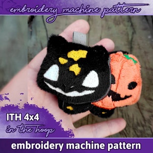 Puede incluir: Patrón de bordado a máquina de un gato negro y una calabaza naranja. El gato tiene ojos blancos y detalles amarillos. La calabaza tiene un tallo verde. El texto "patrón de bordado a máquina" y "ITH 4x4 in the hoop" son visibles.