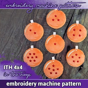 Puede incluir: Siete parches bordados de color naranja con estrellas rojas sobre una superficie de madera. Los parches tienen forma de esfera y tienen diferentes números de estrellas. El texto "ITH 4x4 in the hoop" es visible en la esquina inferior izquierda. El texto "embroidery machine pattern" es visible en la parte superior e inferior de la imagen.
