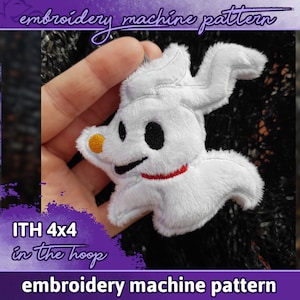 Könnte beinhalten: Weißes Plüsch-Stickmuster eines Cartoon-Hundes mit schwarzen Augen, einem roten Halsband und einer gelben Nase. Das Design ist mit "ITH 4x4 in the hoop embroidery machine pattern" beschriftet.