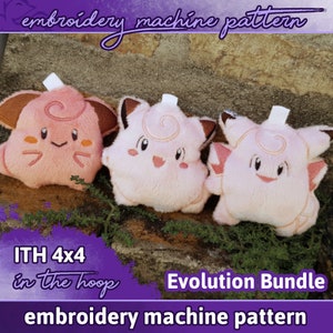 Könnte beinhalten: Drei Plüschtiere in Form von rosa Pokémon-Charakteren. Die Spielzeuge sind in einer Reihe von links nach rechts angeordnet. Der Text "ITH 4x4 in the hoop" befindet sich in der linken unteren Ecke des Bildes. Der Text "Evolution Bundle" befindet sich in der rechten unteren Ecke des Bildes. Der Text "embroidery machine pattern" befindet sich unten im Bild.