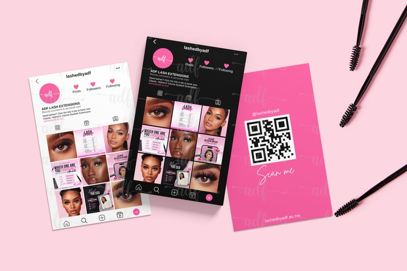 Peut inclure: Une page Instagram rose et noire pour une entreprise de pose d'extensions de cils appel&eacute;e "lashedbyadt". La page pr&eacute;sente une grille de photos de mannequins avec diff&eacute;rents styles de cils. La page comprend &eacute;galement un code QR qui dit "Scan me" et le texte "lashedbyadt.as.me".