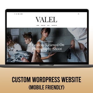 Può includere: Un computer portatile che mostra un sito web con il titolo "VALEL" e un post del blog intitolato "7 Lessons Learned On Photography Shoot". Il sito web ha una barra di navigazione con link a "Home", "About Me", "Blog" e "Contattaci".