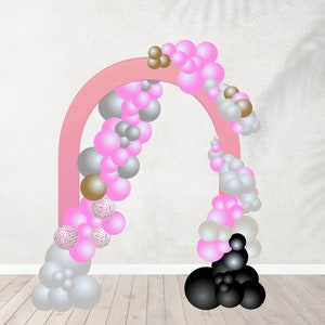Puede incluir: Un arco de globos rosa con globos plateados, dorados y blancos. El arco est&aacute; decorado con globos de confeti rosa y blanco.