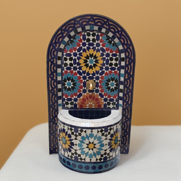 Una encantadora pequeña fuente de mosaico marroquí en colores pastel a juego - Fuente de mosaico de jardín - Fuente marroquí
