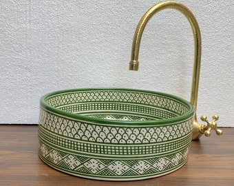 Lavabo marocain vert, évier peint à la main, décor waschbecken construit dans un style moderne du milieu du siècle