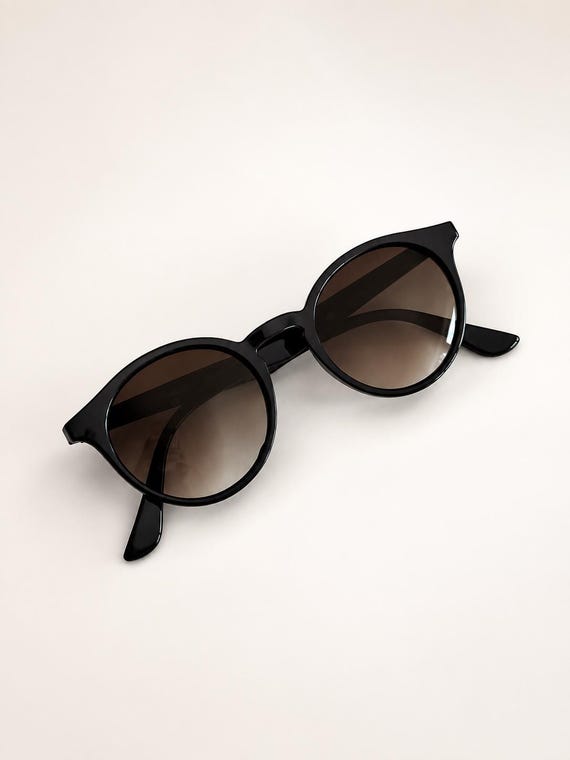 Black Round Keyhole Sunglasses for Women and Men, Gradient Lens, Retro Classic Eyewear, Lightweight Fashion Glasses, Everyday Shades