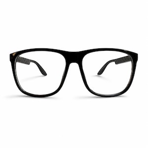 Puede incluir: Gafas negras con una montura gruesa y brillante y lentes transparentes. Las patillas presentan un sutil patrón geométrico repetitivo en los lados interior y exterior, conectándose a terminales curvados que se extienden desde el marco.