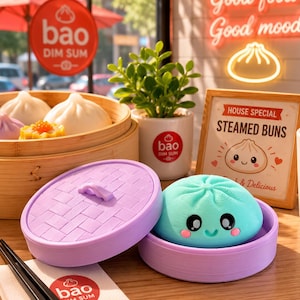 Può includere: Un personaggio bao azzurro sorridente è posizionato all'interno di un piccolo cestello per la cottura a vapore viola con coperchio. Vicino ci sono un cestello in bambù con panini bianchi, una pianta, una tazza bianca e un cartello House Special Steamed Buns.