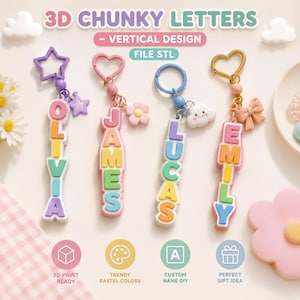 Puede incluir: Cuatro llaveros verticales con letras 3D gruesas que muestran los nombres OLIVIA, JAMES, LUCAS y EMILY en colores pastel. Cada llavero tiene un dije único, incluyendo una estrella, un corazón, una flor, una nube y un lazo, en una argolla.
