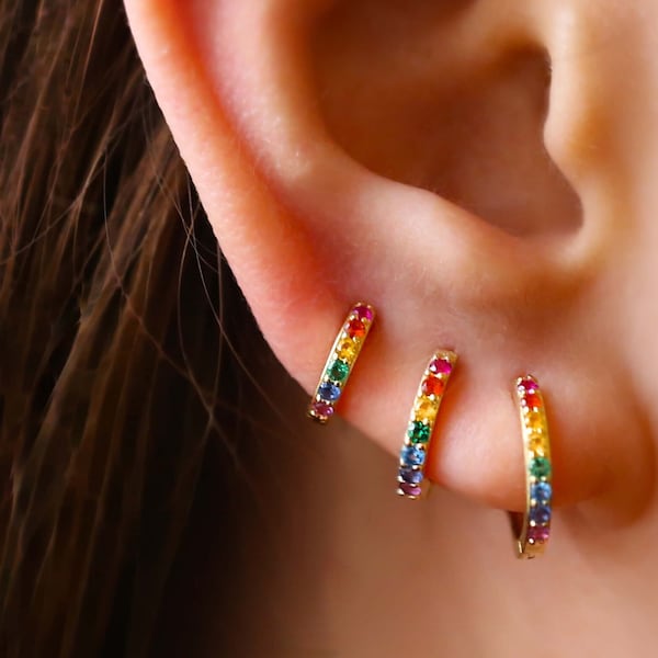 Créoles de boucles d'oreilles arc-en-ciel, créoles huggie dorées, cadeau meilleur ami