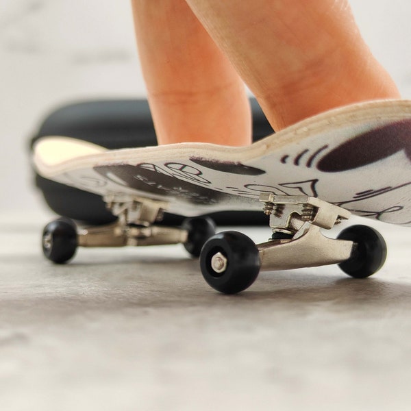 100MM*32MM Mini Alloy Finger Skateboard - The Perfect Gift for Skateboarding and Desk Gaming Fans
