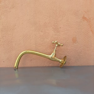 Wall brass single handle faucet, antique wall-mounted brass faucet, hot and cold brass wall-mounted taps