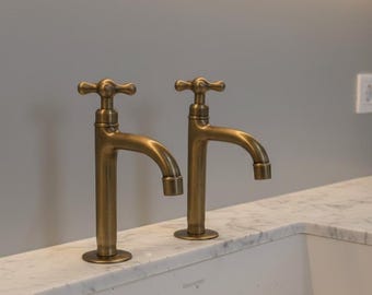 Vintage-Stil Messing-Säulenhähne, alte Bronze-Finish.