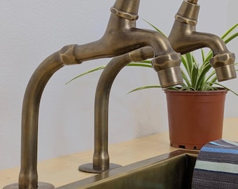 Standarmatur aus gebürstetem Messing – individuelle Küchenarmatur im viktorianischen Stil.