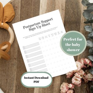 Peut inclure: Une feuille d'inscription de soutien post-partum imprimable avec une liste de tâches à cocher. La feuille est sur une surface en bois avec une sucette et un nœud décoratif. Le texte "Postpartum Support Sign Up Sheet" et "Instant Download PDF" est visible sur la feuille.