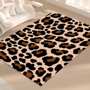 Può includere: Un tappeto beige con un motivo a stampa leopardata marrone e nero.