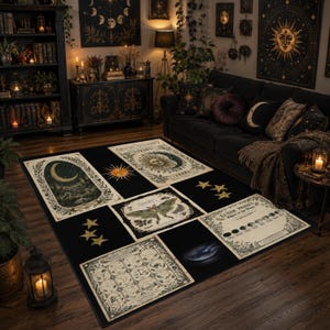 Può includere: Un tappeto rettangolare con sfondo nero e diversi pannelli color crema che mostrano illustrazioni celesti, tra cui una luna, un sole, una falena, una carta dello zodiaco e le fasi lunari, accentuato da motivi a stella dorati.