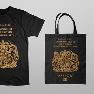 Peut inclure: T-shirt noir, sac fourre-tout et tasse avec un motif dor&eacute; repr&eacute;sentant les armoiries royales et le texte "EUROPEAN UNION UNITED KINGDOM OF GREAT BRITAIN AND NORTHERN IRELAND". Le sac fourre-tout porte &eacute;galement le texte "PASSPORT".