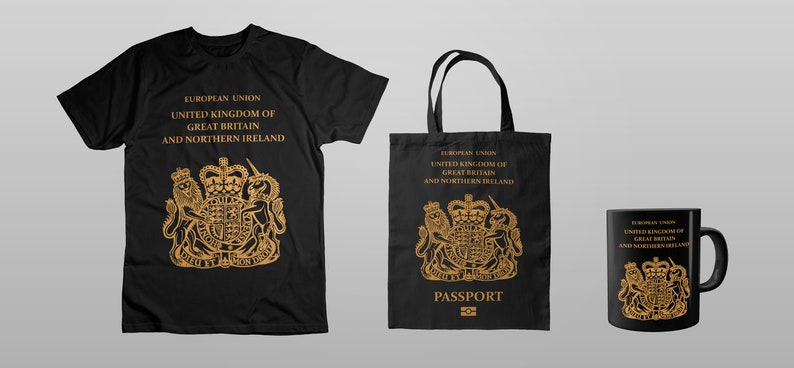 Peut inclure: T-shirt noir, sac fourre-tout et tasse avec un motif dor&eacute; repr&eacute;sentant les armoiries royales et le texte "EUROPEAN UNION UNITED KINGDOM OF GREAT BRITAIN AND NORTHERN IRELAND". Le sac fourre-tout porte &eacute;galement le texte "PASSPORT".
