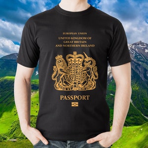 Peut inclure: T-shirt noir avec un graphique dor&eacute; du blason royal du Royaume-Uni et le texte "EUROPEAN UNION UNITED KINGDOM OF GREAT BRITAIN AND NORTHERN IRELAND DIEU ET MON DROIT PASSPORT".