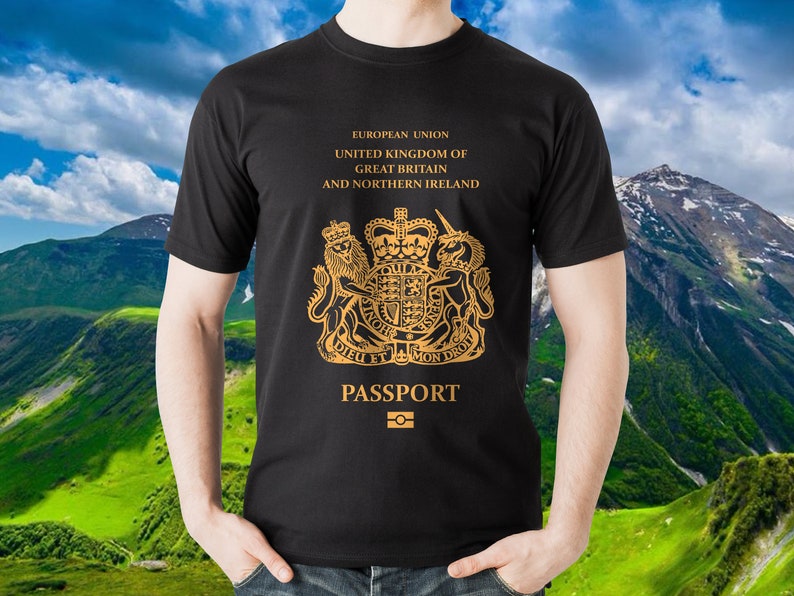 Peut inclure: T-shirt noir avec un graphique dor&eacute; du blason royal du Royaume-Uni et le texte "EUROPEAN UNION UNITED KINGDOM OF GREAT BRITAIN AND NORTHERN IRELAND DIEU ET MON DROIT PASSPORT".
