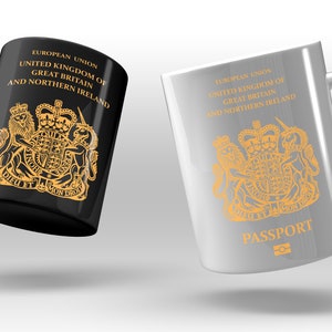 Peut inclure: Deux tasses en c&eacute;ramique avec un motif noir et blanc. Le motif repr&eacute;sente les armoiries du Royaume-Uni et le texte "UNION EUROP&Eacute;ENNE ROYAUME-UNI DE GRANDE-BRETAGNE ET D'IRLANDE DU NORD PASSEPORT".