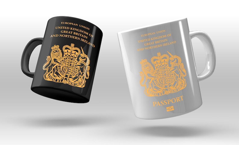Peut inclure: Deux tasses en c&eacute;ramique avec un motif noir et blanc. Le motif repr&eacute;sente les armoiries du Royaume-Uni et le texte "UNION EUROP&Eacute;ENNE ROYAUME-UNI DE GRANDE-BRETAGNE ET D'IRLANDE DU NORD PASSEPORT".