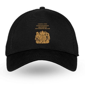 Peut inclure: Casquette de baseball noire avec un blason brod&eacute; en or comportant le texte "UNION EUROP&Eacute;ENNE ROYAUME-UNI DE GRANDE-BRETAGNE ET D'IRLANDE DU NORD".