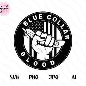 Op de afbeelding: Zwart-wit grafisch ontwerp met een gebalde vuist die een mes vasthoudt, met bloeddruppels. Het ontwerp is geplaatst in een cirkelvormige lijst met de tekst "BLUE COLLAR BLOOD" en een Amerikaanse vlag als achtergrond.