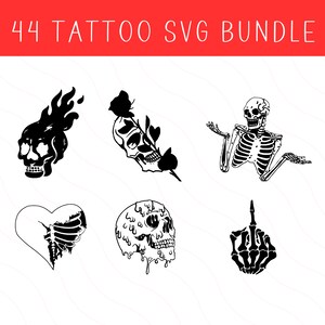 Pu&ograve; includere: Un set di cinque disegni di tatuaggi in bianco e nero con teschi, rose e scheletri. I disegni includono un teschio con fiamme, un teschio con una rosa, uno scheletro con le braccia distese, un teschio con liquido che cola e una mano scheletrica che fa il dito medio.