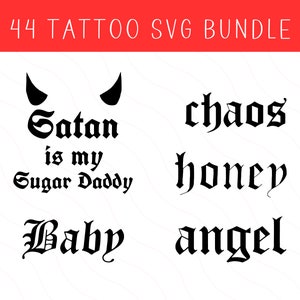 Pu&ograve; includere: Un set di cinque disegni di tatuaggi in bianco e nero in font gotico. I disegni includono "Satan is my Sugar Daddy", "chaos", "honey", "Baby" e "angel".