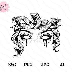 Peut inclure: Une illustration graphique numérique en noir et blanc représentant une paire d'yeux avec de longs cils et des taches de rousseur, entourée de plusieurs serpents aux bouches ouvertes et crocs. Le texte SVG, PNG, JPG et AI est en bas.
