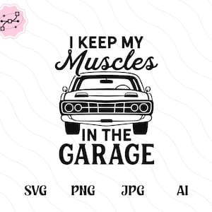 Könnte beinhalten: Schwarz-weiße Grafik mit dem Text "I KEEP MY Muscles IN THE GARAGE" über einer klassischen Autoillustration. Darunter die Dateityp-Abkürzungen: SVG, PNG, JPG und AI.