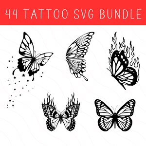 Pu&ograve; includere: Un set di quattro disegni di tatuaggi di farfalla in bianco e nero. I disegni includono una farfalla con stelle, una farfalla con fiamme, un'ala di farfalla e una farfalla.