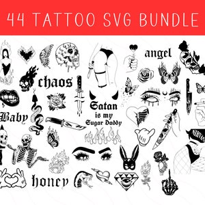 Puede incluir: Un conjunto de 44 diseños de tatuaje SVG en blanco y negro. Los diseños incluyen una variedad de imágenes, como corazones, calaveras, serpientes, mariposas, cuchillos, llamas, ojos y texto. El texto incluye frases como "ángel", "caos", "bebé", "miel", "Satanás es mi sugar daddy" y "NIRVANA".