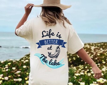 La vida es mejor en el lago svg png, lago vida svg archivo de corte, camiseta de verano svg, pesca svg, sublimación al aire libre, refranes del lago, vacaciones